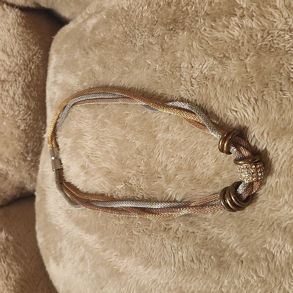 Twisted mesh magnetic necklace